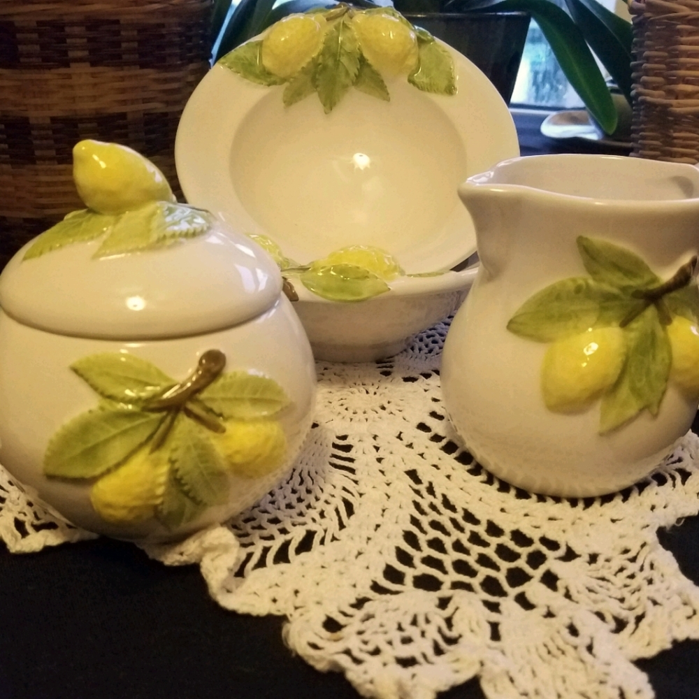Sugar & Creamer set with two small bonus bowls